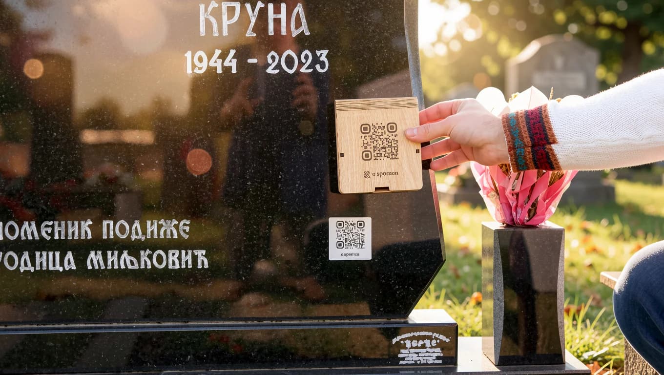 QR pločica na spomeniku u prirodi